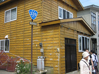 民家の軒先まで国道(^^;;;