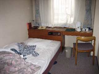 ベッドの下に入ったスリッパがポイント(マテ