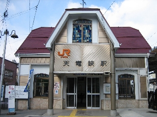 でも中は改札と待合室だけ(^^;