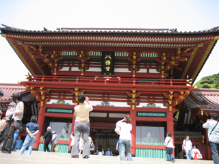 真正面に立つと神様の通り道を妨げるので云々(だから何)