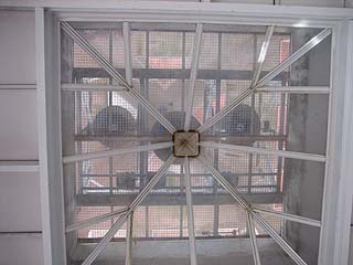 コレが噂のアモーレの鐘…って、真下からしか撮れねぇのかよ(爆)