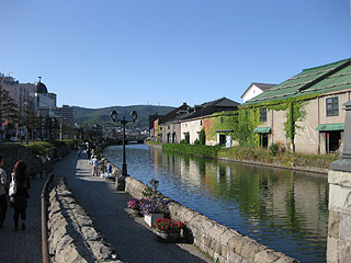 なんかアクセサリーとか絵とか売ってるですよ