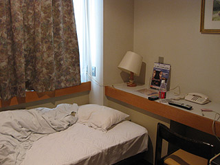 窓のすぐ外が立体駐車場ってどういうコトなの(爆)