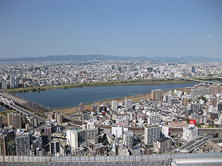 北:阪急の線路が新淀川を渡る