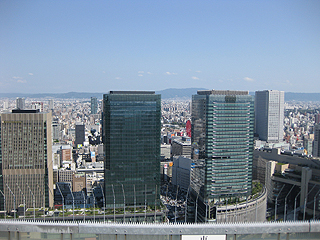 東:ビルの向こうに生駒山