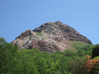 微妙に噴煙が上がり続けてます