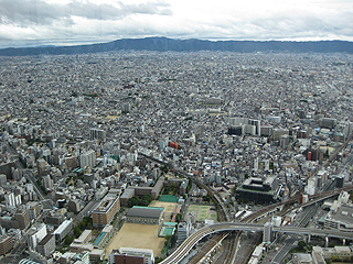 東:遠くに生駒山
