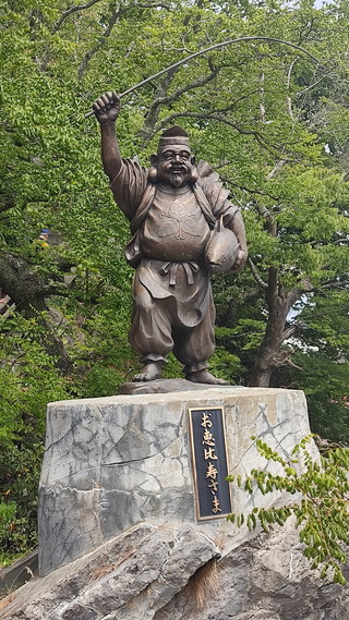 鯛でなくカツオを持ってる