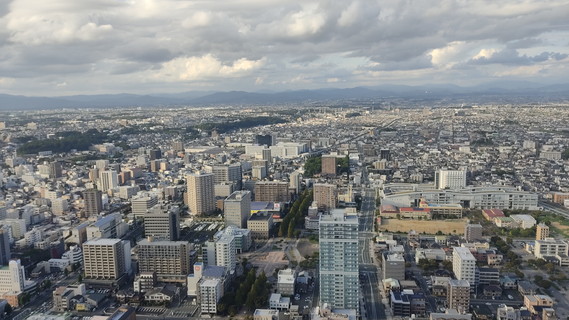 北:遠くに南アルプスの山々